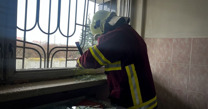 У Сумах тривають роботи з відновлення після нічної ворожої атаки