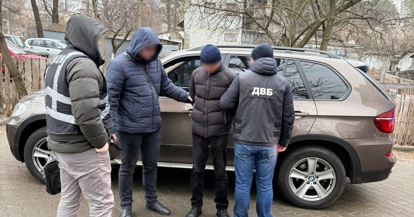 У Києві та на Одещині викрили схеми “торгівлі впливом” у сервісних центрах МВС