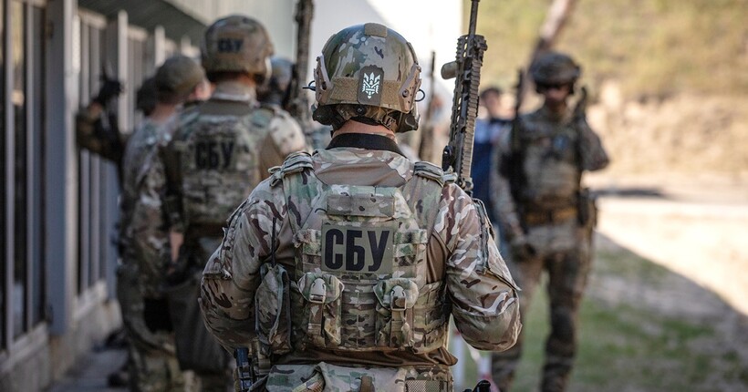  Воїни СБУ знищили техніку окупантів, вразивши РЛС ЗРК “БУК-М3” (відео)
