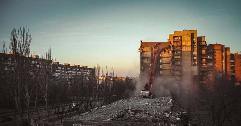 Росіяни вантажівками стягують в Маріуполь підкріплення