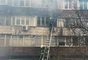 У Дніпрі рятувальники витягли чоловіка з палаючої квартири