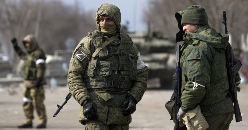 Окупанти відмовилися від використання великих механізованих колон: швидкі штурми на мотоциклах