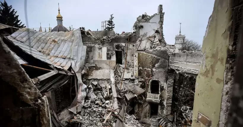 Залишилася одна стіна: окупанти знесли драмтеатр у Маріуполі (відео)