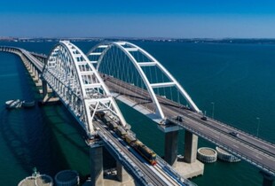 Ворог після штормів латає загородження біля Кримського мосту - Плетенчук