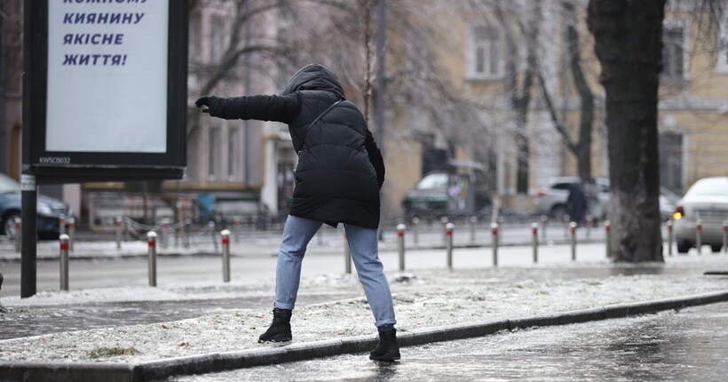 У Києві прогнозують морози та ожеледицю: сніг прибирають 232 одиниці техніки