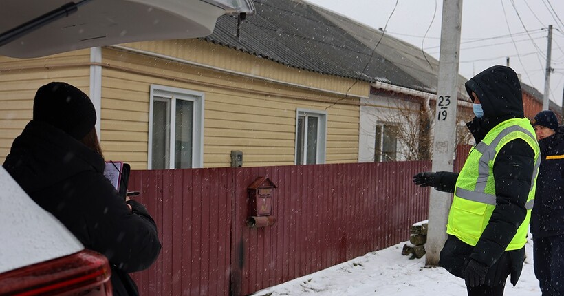 На Житомирщині двоє місцевих підпалили будинок поліцейського: деталі
