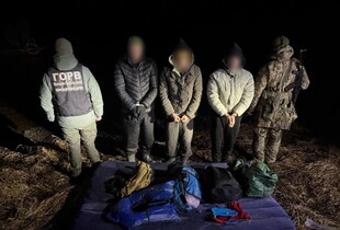 Намагалися незаконно перетнути кордон на надувному матраці: ДПСУ затримала чоловіків