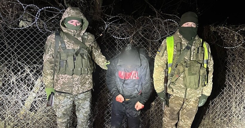 На Закарпатті прикордонники врятували чоловіка, який намагався переплисти Тису