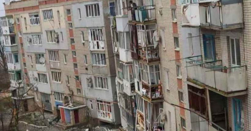 Загарбники зруйнували багатоповерхівку в окупованій Каховці на Херсонщині