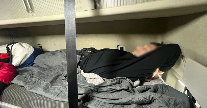 Чоловік намагався дістатись Польщі сховавшись під ковдрою в ліжку далекобійника (відео)
