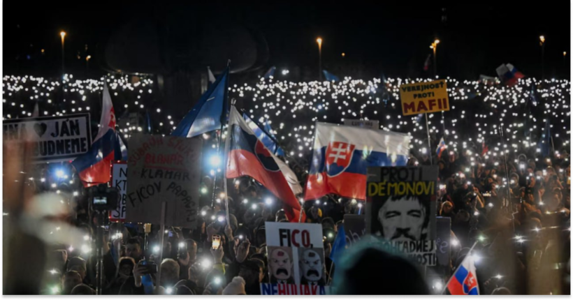 Масові протести у Словаччині: тисячі людей вимагають відставки прем'єра Фіцо