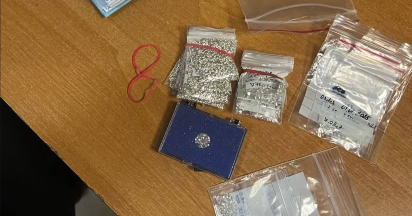 На кордоні з Польщею в автобусі знайшли 355 карат ймовірних діамантів