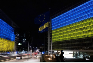 Будівлі Єврокомісії та Ради ЄС підсвітили кольорами українського прапора