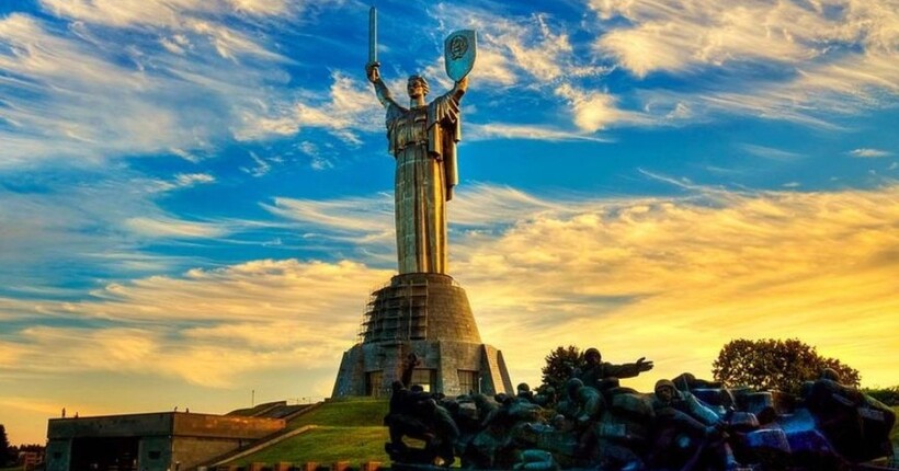 Три роки війни у цифрах: скільки постраждалих, переселенців і народжених у Києві