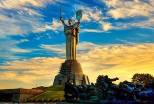 Три роки війни у цифрах: скільки постраждалих, переселенців і народжених у Києві