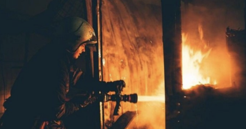 Обстріл Херсона: внаслідок ворожої агресії виникла пожежа