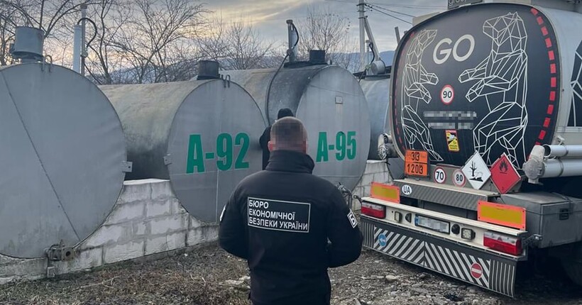 На Закарпатті викрили нелегальну АЗС: вилучено понад 5,7 тисячі літрів пального