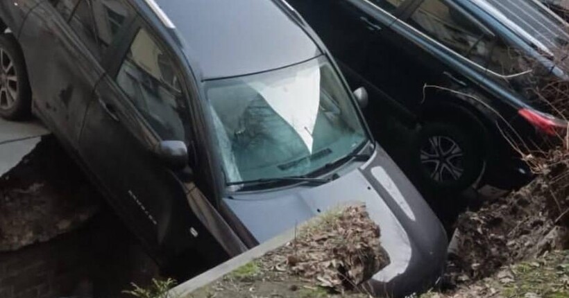 У центрі Києва під асфальт провалилися одразу декілька авто (фото)