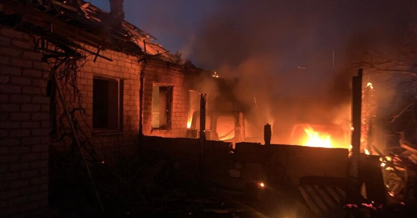 Росіяни обстріляли село на Донеччині: рятувальники гасили полум’я під загрозою повторного удару