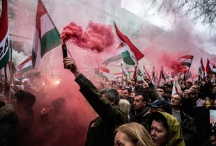 Разом закінчимо зиму Орбана: опозиційна "Тиса" зібрала багатотисячний мітинг в Будапешті