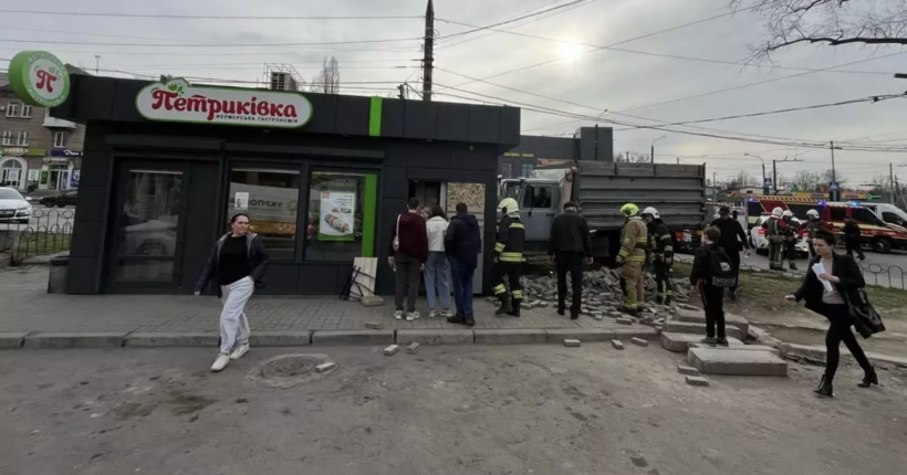 У Запоріжжі вантажівка врізалась у магазин, є постраждалі