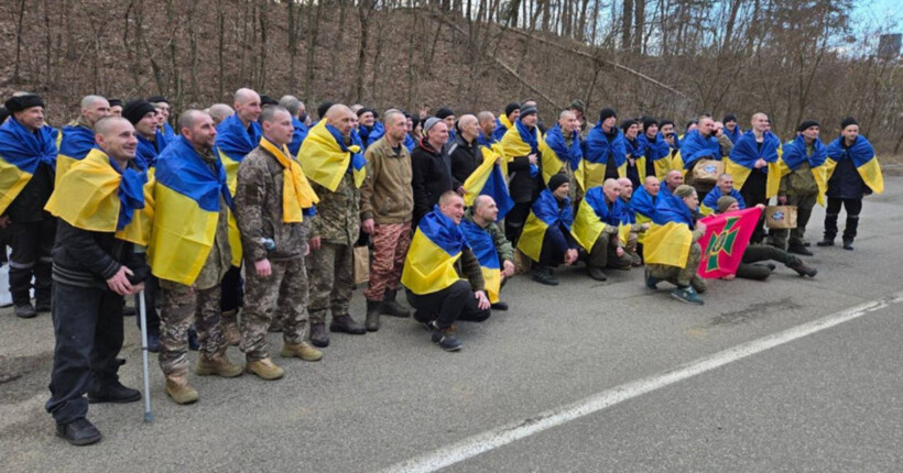 “Я хочу загадати мир в Україні”: реакція військових на повернення з російського полону (відео)