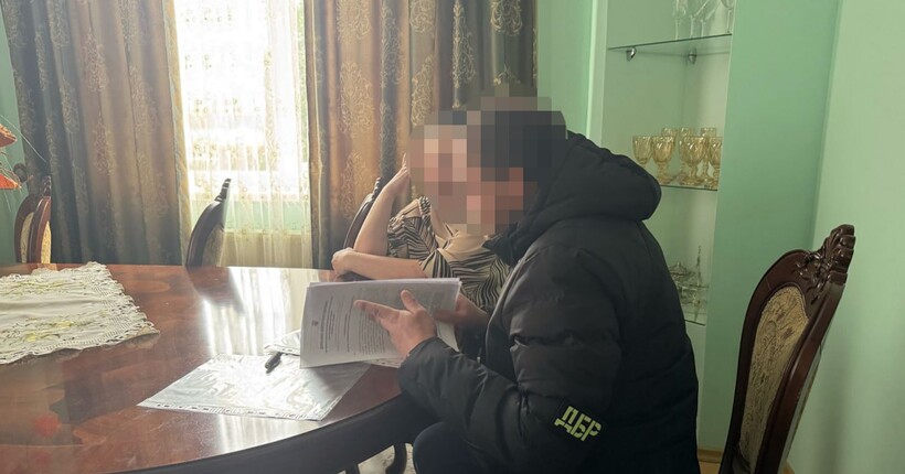 На Львівщині інспекторку митниці підозрюють у незаконному переправленні чоловіків за кордон