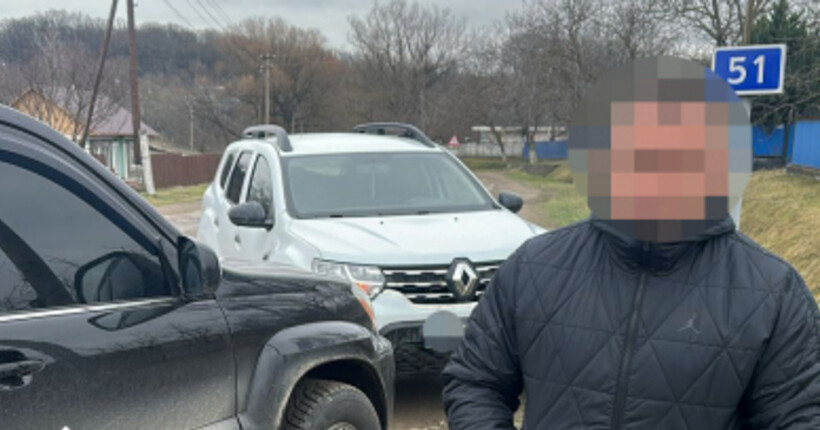 Правоохоронець з Буковини за понад $5000 допомагав чоловікам незаконно перетинати кордон з Молдовою