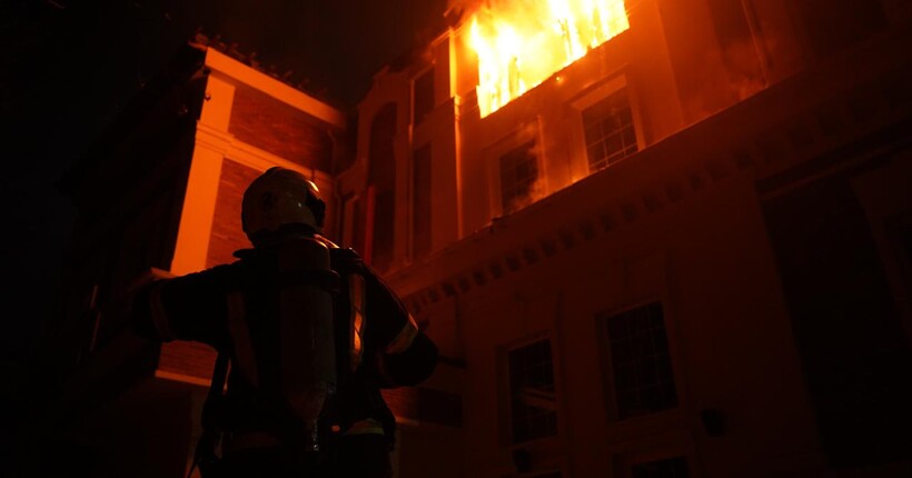 У Києві уламки дрона спричинили пожежу у Подільському районі