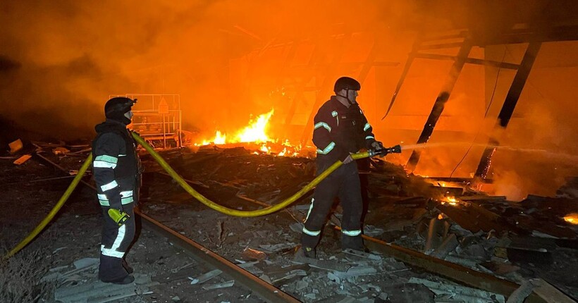 На Харківщині після обстрілів рф виникла пожежа у складській будівлі (фото)