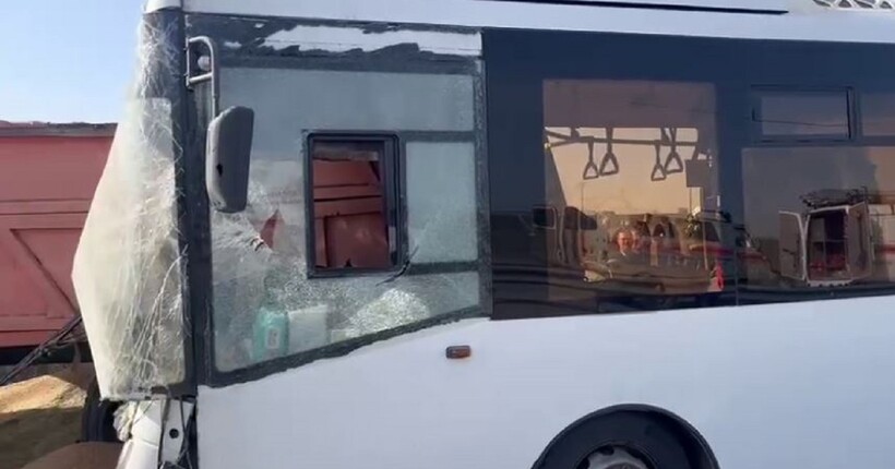 У Криму автобус зіштовхнувся з вантажівкою: є загиблі і поранені (відео)