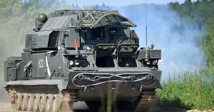Українські пілоти уразили ЗРК “Тор”, ББМ та російський автотранспорт на Лиманському напрямку (відео)