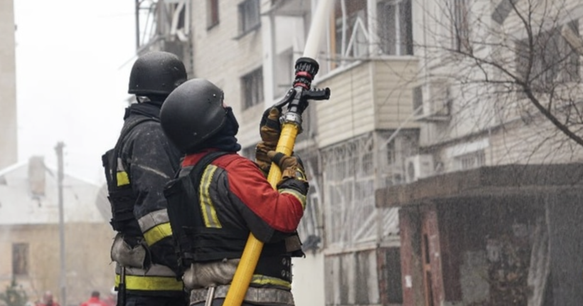 Росіяни вдарили по Сумах: рятувальники загасили всі осередки займання після ракетного удару 