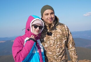 Український захисник, який втратив на фронті обидві ноги, зробив пропозицію своїй дівчині на Говерлі (фото)