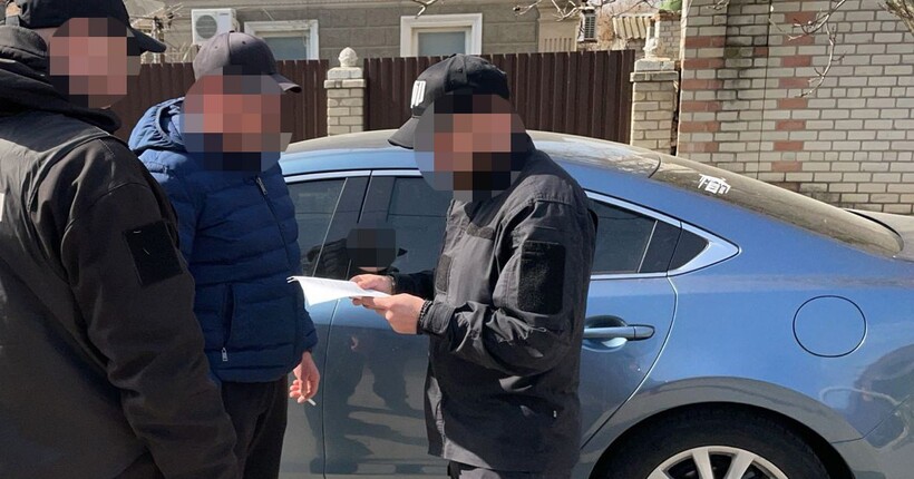 На Херсонщині ДБР затримало двох військових посадовців, які зробили бізнес на виплаті фіктивних “бойових”