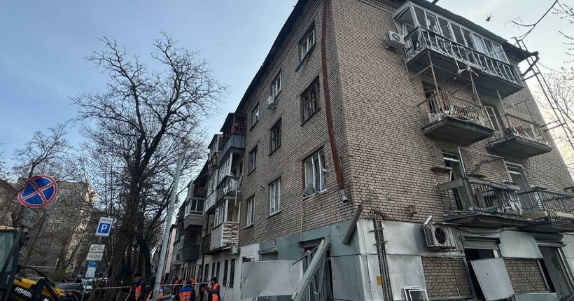 Внаслідок дронової атаки на Дніпро постраждали троє осіб: рятувальники загасили усі пожежі