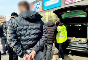 Виготовляв зброю у власному гаражі: в Одесі поліція та СБУ затримали торговця
