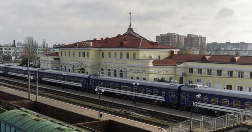 Російська армія атакувала вокзал Херсона: пошкоджено вагон поїзду