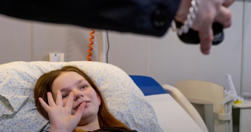 Анджеліна Джолі підтримала поранену українську дівчинку з Ізюма