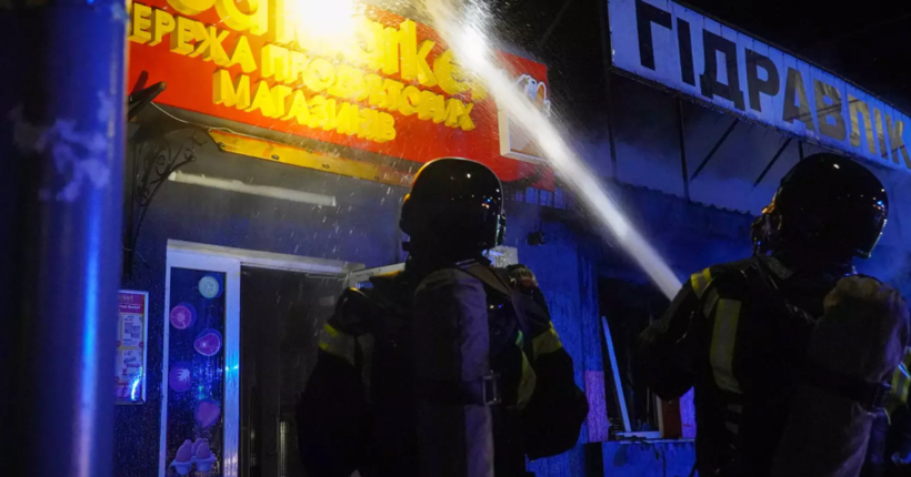 На Київщині вогнеборці ліквідували пожежу в магазині, врятовано складську будівлю (відео)
