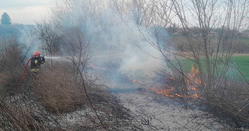 Пожежі на Миколаївщині: рятувальники ДСНС ліквідували 19 загорянь