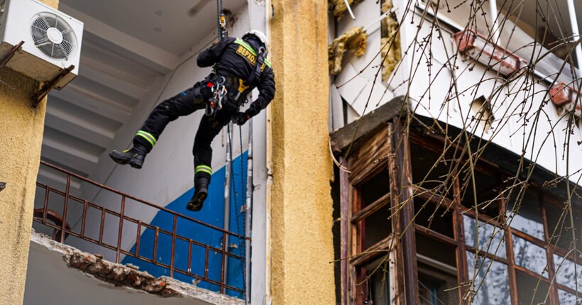 У Харкові рятувальники ліквідовували наслідки масованої ворожої атаки БпЛА