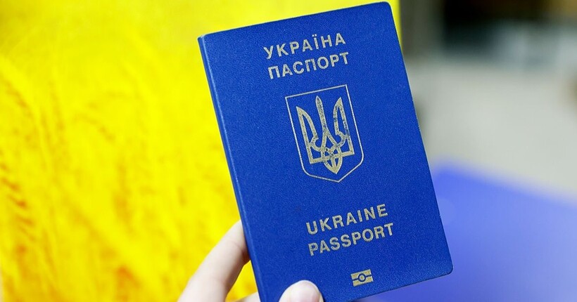 Оформлення паспорта за кордоном для чоловіків 18-60 спростили: деталі