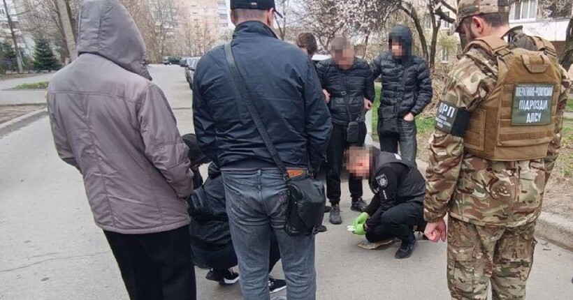 У Запоріжжі юрист вимагав $15000 за підробку документів для виїзду військовозобов'язаного за кордон