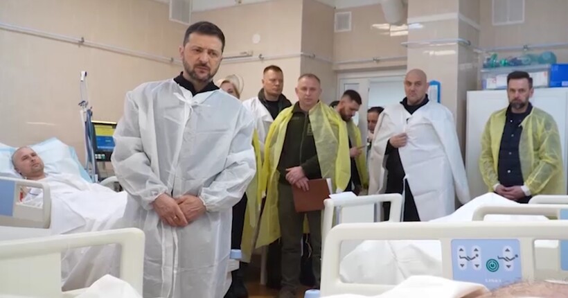 Зеленський відвідав поранених військових у лікарні Дніпра