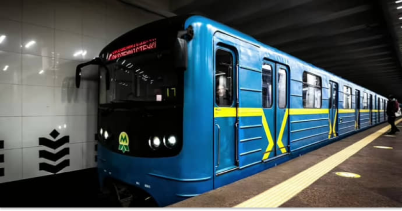  Між станціями метро 