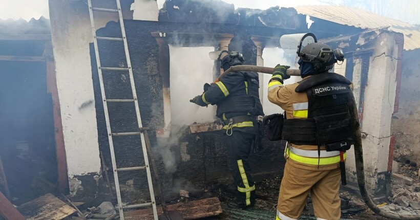 Окупанти обстріляли Красний Лиман на Донеччині: зруйнована будівля, виявлені фрагменти тіл