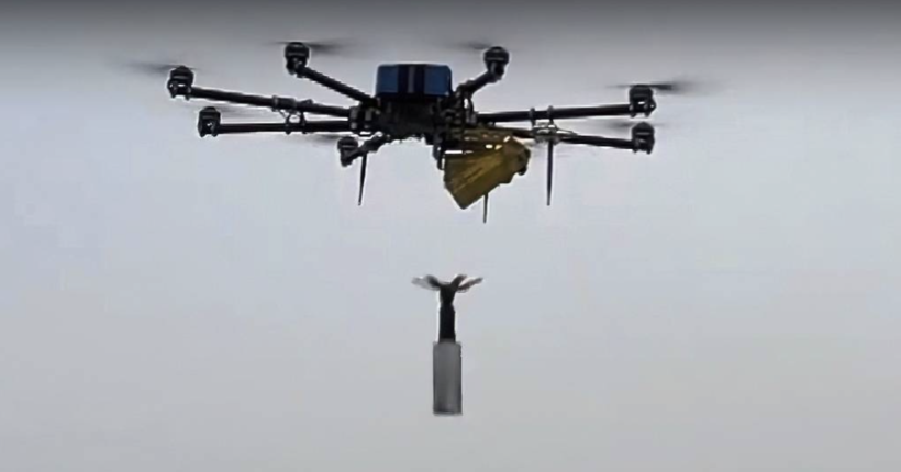 У Луганській області пілоти за допомогою FPV-дронів підпалили ворожу БМП
