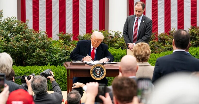 Трамп запровадив митні тарифи на увесь імпорт у США: що це означає для України та світу