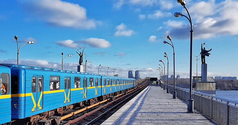 Рух поїздів метро на ділянці 